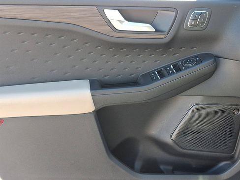 Used 2020 Ford Escape Titanium image 13