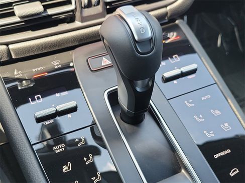 Used 2025 Porsche Macan image 34