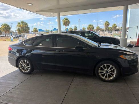 Used 2019 Ford Fusion SE FWD image 2