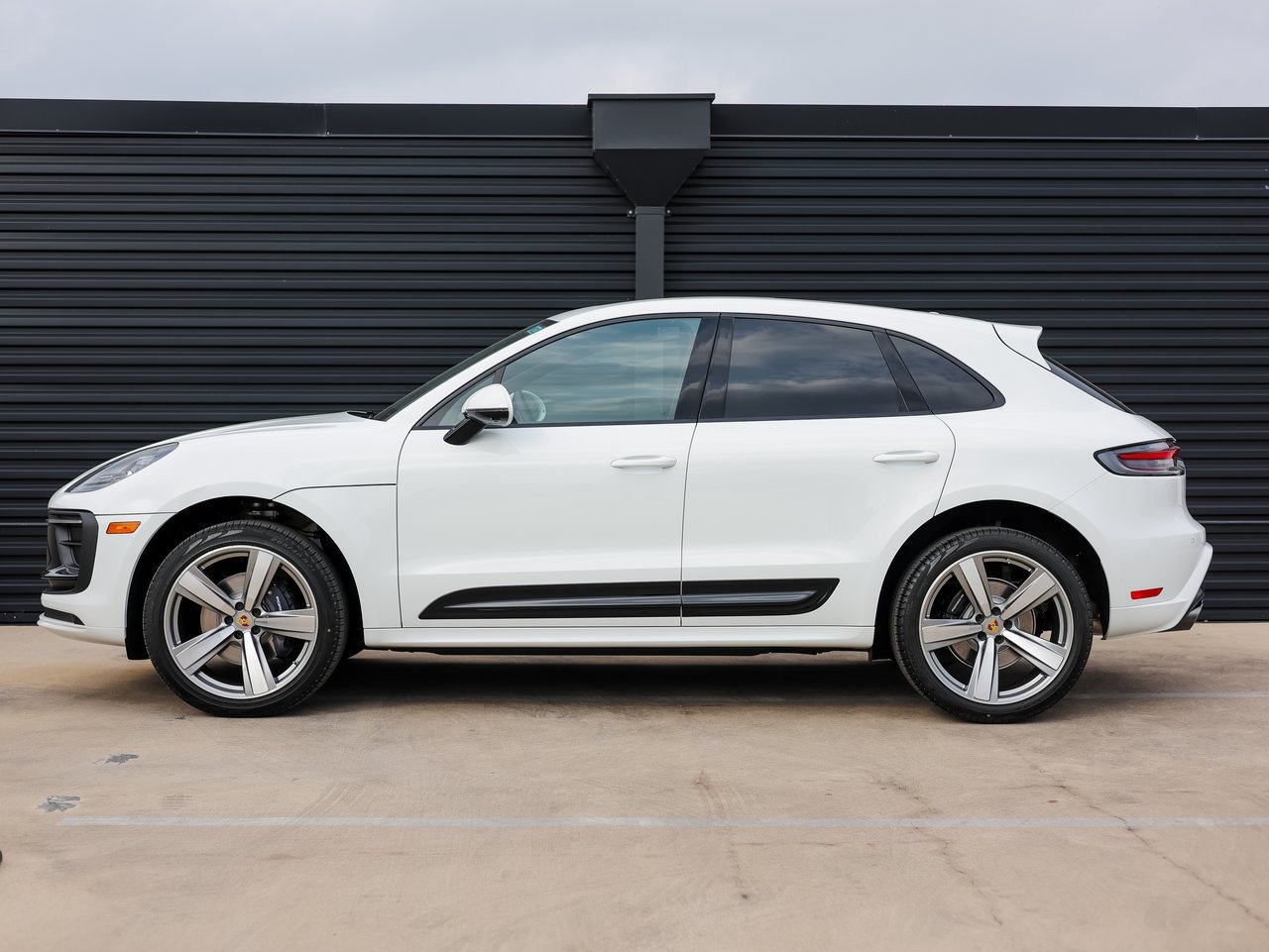 Certified 2026 Porsche Macan AWD/4WD image 2