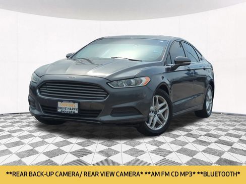 Used 2015 Ford Fusion SE image 2