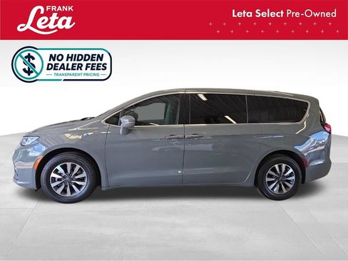 Used 2022 Chrysler Pacifica Touring-L FWD image 3