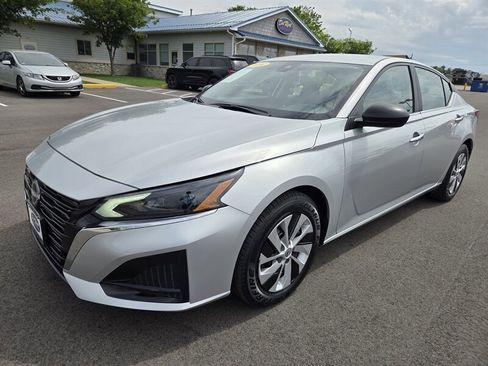Used 2024 Nissan Altima 2.5 S FWD image 7
