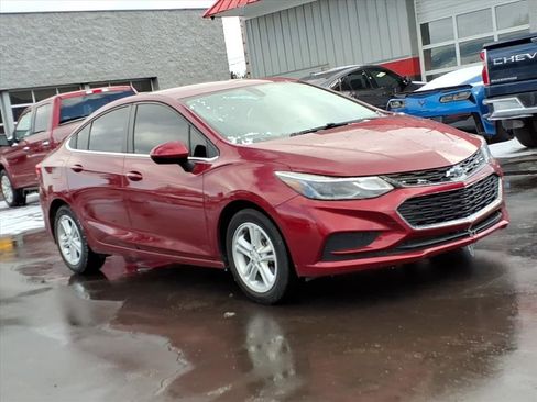 Used 2018 Chevrolet Cruze LT w/ Convenience Package FWD image 7