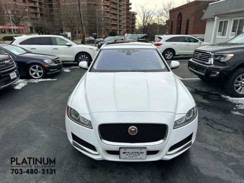 Used 2017 Jaguar XF Premium image 4