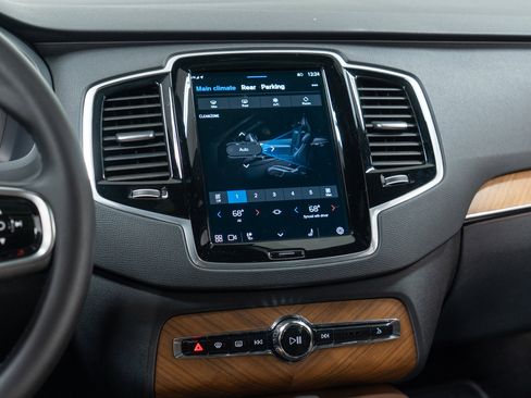 Used 2024 Volvo XC90 B6 Plus w/ Protection Package Premier image 19