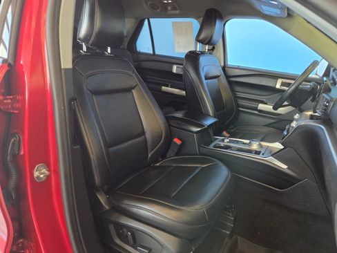 Used 2021 Ford Explorer XLT w/ Equipment Group 202A AWD/4WD image 30