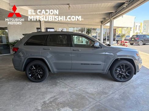 Used 2022 Jeep Grand Cherokee Laredo X RWD image 2
