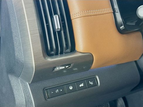 Used 2024 Nissan Pathfinder Platinum image 10