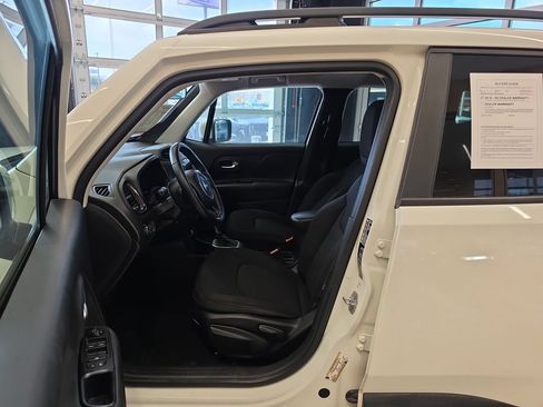 Used 2018 Jeep Renegade Altitude FWD image 14