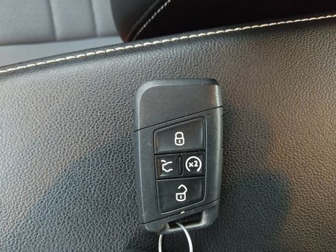 Used 2025 Volkswagen Jetta SE w/ Sunroof Package FWD image 32