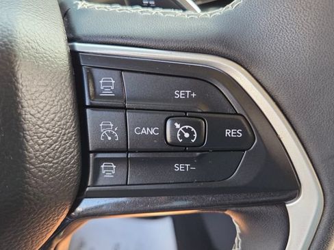 Used 2023 Jeep Grand Cherokee Laredo AWD/4WD image 23
