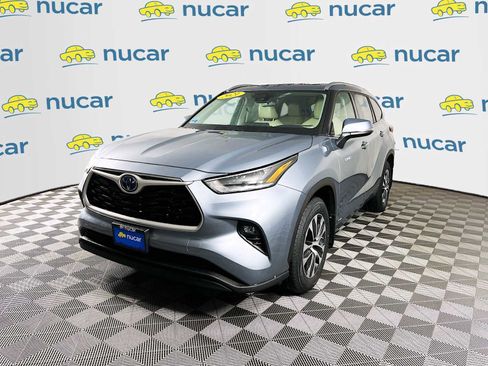 Used 2021 Toyota Highlander XLE image 3