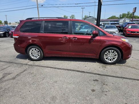 Used 2014 Toyota Sienna XLE w/ Entertainment Package FWD image 5