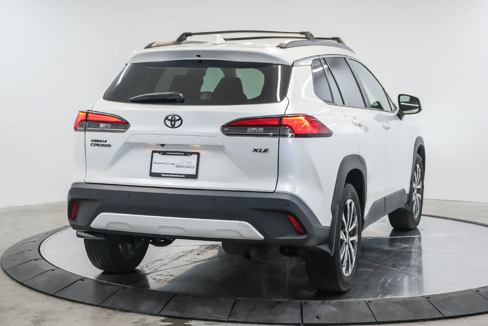 Used 2023 Toyota Corolla Cross XLE w/ Convenience Package FWD image 8