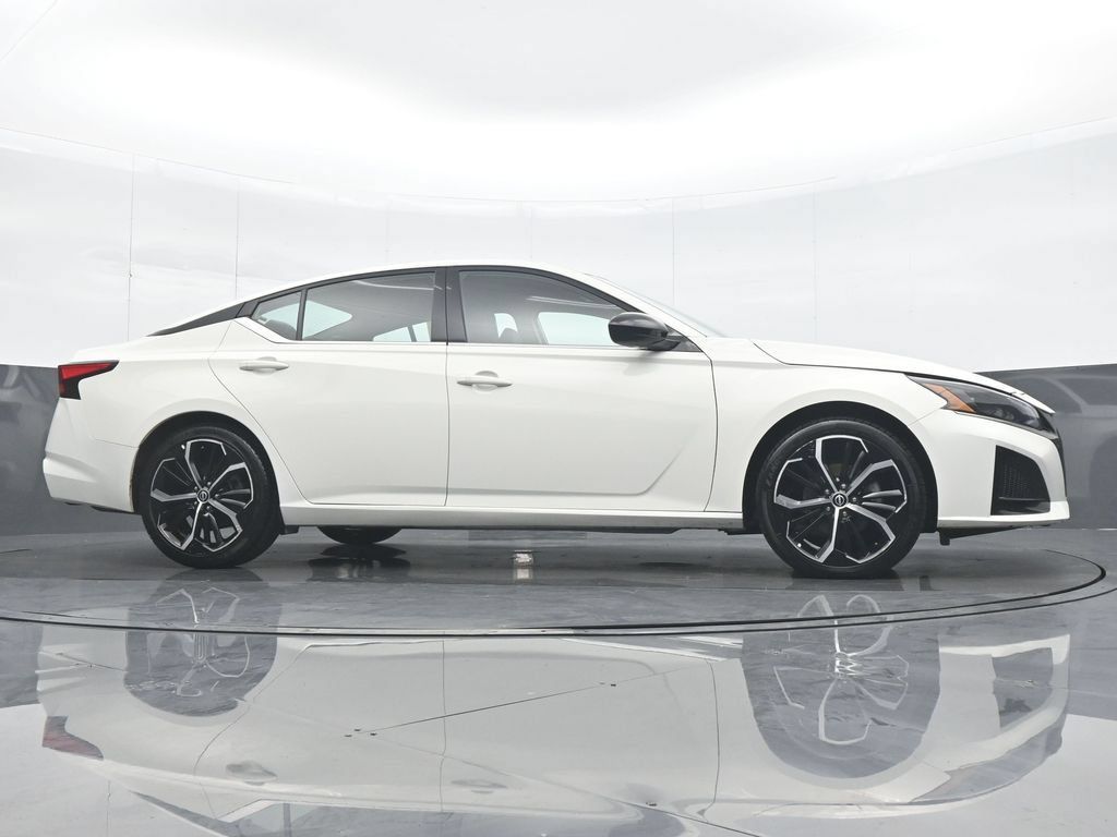 Used 2025 Nissan Altima 2.5 SR FWD image 32