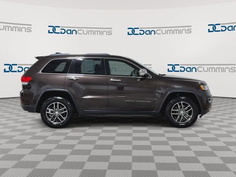 Used 2017 Jeep Grand Cherokee Limited AWD/4WD image 9