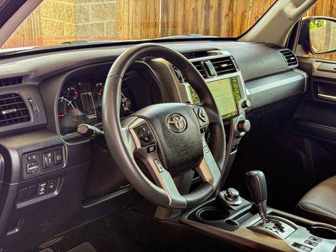 Used 2022 Toyota 4Runner SR5 Premium w/ Moonroof Package AWD/4WD image 21