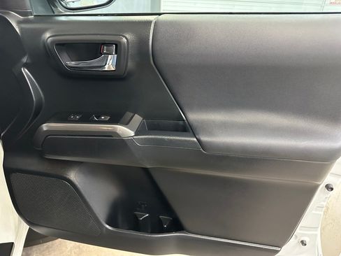 Used 2019 Toyota Tacoma TRD Sport AWD/4WD image 27