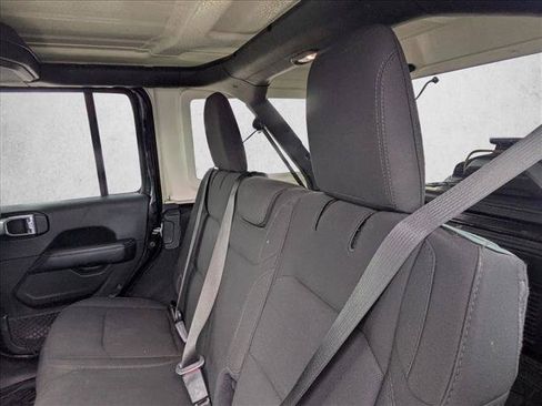 Used 2020 Jeep Wrangler Unlimited Sahara AWD/4WD image 15