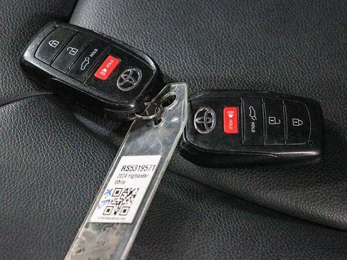Certified 2024 Toyota Highlander XLE FWD image 43