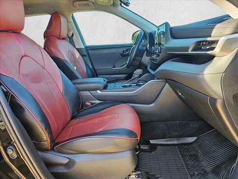 Used 2023 Toyota Highlander LE FWD image 21