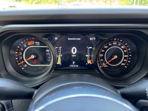 Used 2025 Jeep Wrangler Unlimited Sahara AWD/4WD image 36