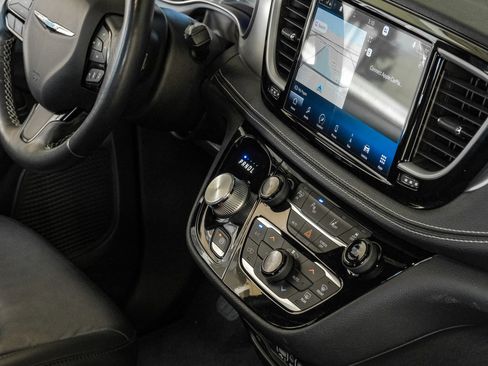 Used 2021 Chrysler Pacifica Touring-L w/ Uconnect Theater Family Group FWD image 25