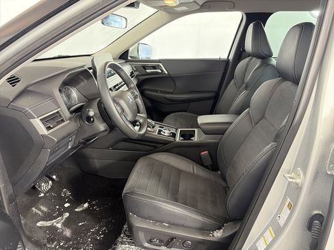 Used 2023 Mitsubishi Outlander SE image 6