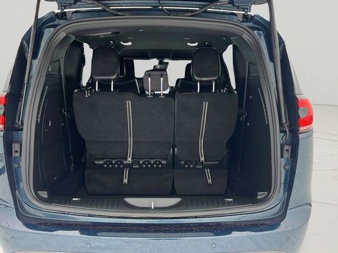 Used 2024 Chrysler Pacifica Limited image 27