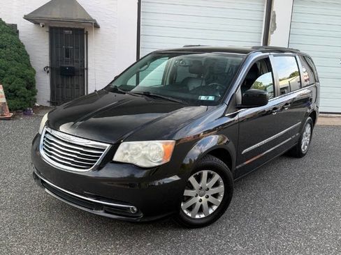 Used 2014 Chrysler Town & Country Touring FWD image 1
