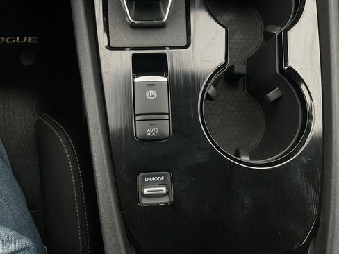 Used 2025 Nissan Rogue SV FWD image 21