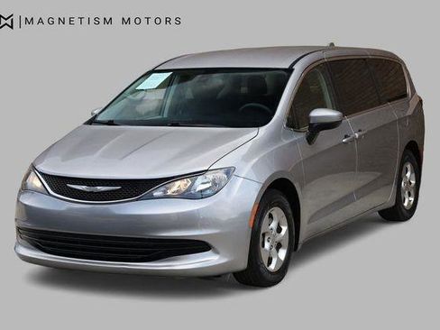 Used 2017 Chrysler Pacifica LX w/ Tire & Wheel Group FWD image 4