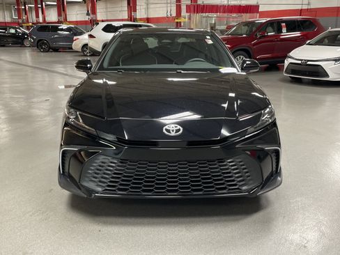 Used 2025 Toyota Camry SE image 3
