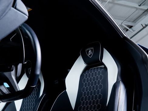 Used 2024 Lamborghini Revuelto image 35