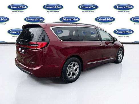 Used 2023 Chrysler Pacifica Limited FWD image 7