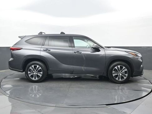 Used 2022 Toyota Highlander XLE FWD image 2