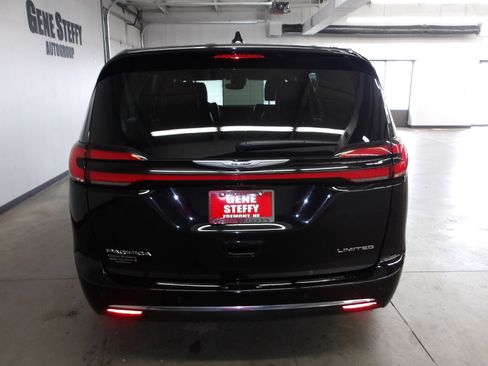 Used 2024 Chrysler Pacifica Limited FWD image 7