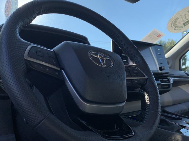 Used 2023 Toyota Sienna Limited FWD image 19