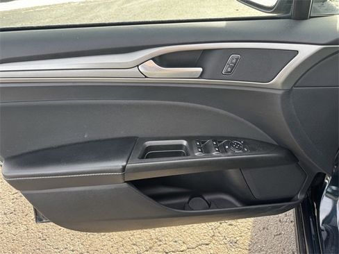 Used 2020 Ford Fusion SE image 21