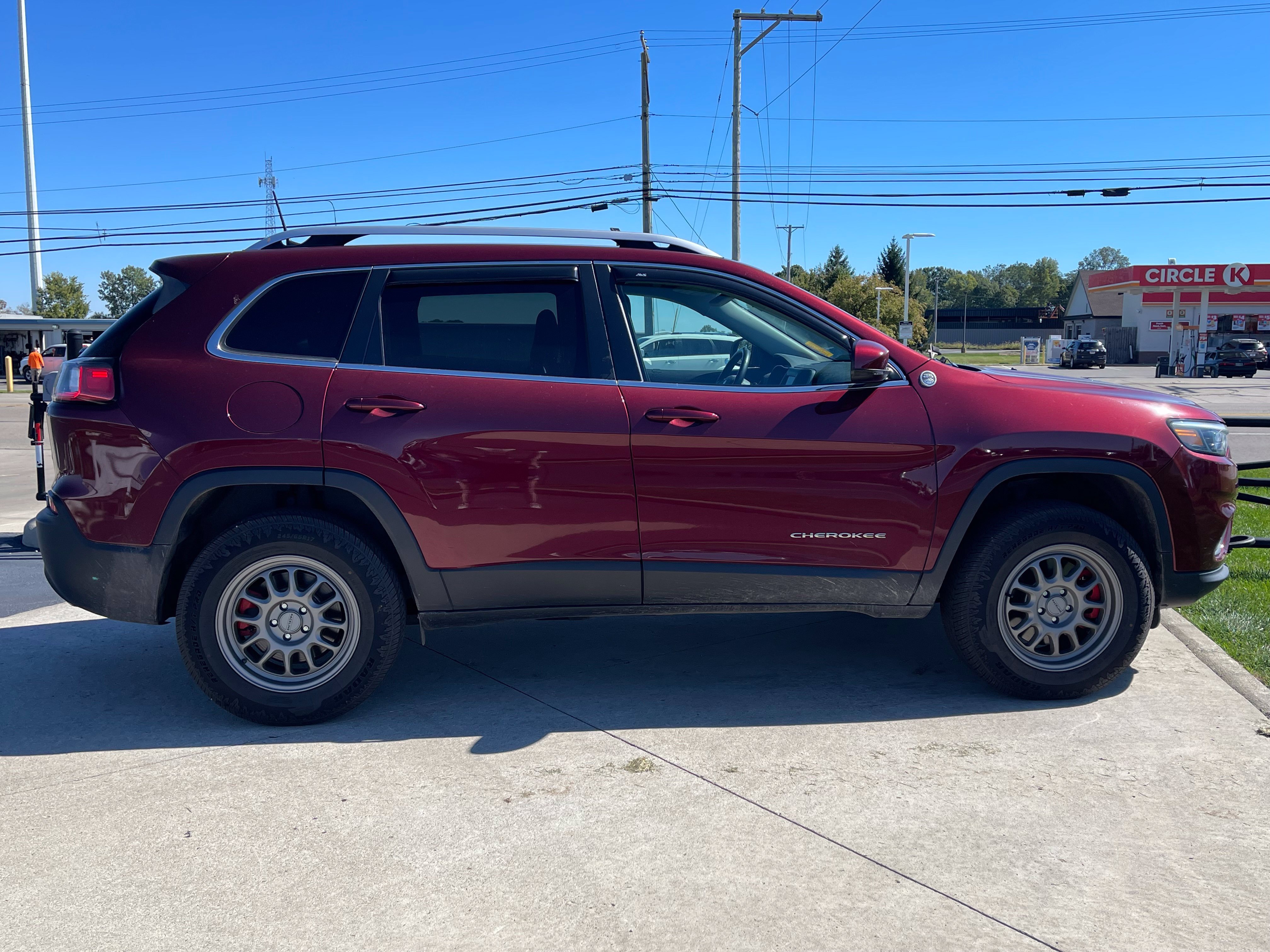 Used 2019 Jeep Cherokee Latitude w/ Cold Weather Group AWD/4WD image 8