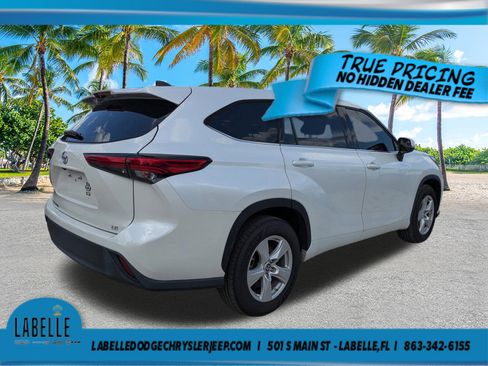 Used 2022 Toyota Highlander LE FWD image 4