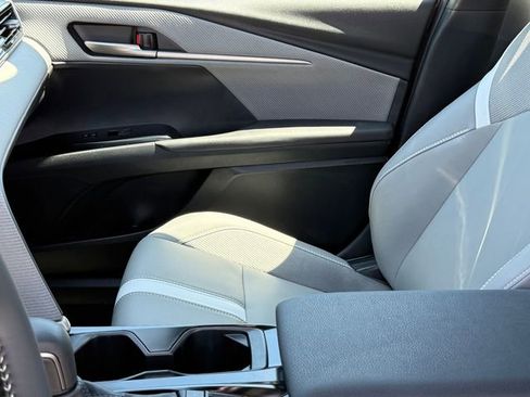 Used 2025 Toyota Camry SE w/ Convenience Package FWD image 12