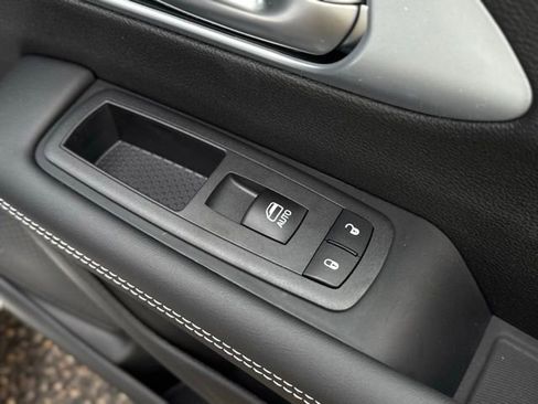 New 2026 Chrysler Pacifica Limited w/ Uconnect Theater Family Group image 15