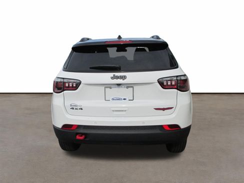 Used 2025 Jeep Compass Trailhawk AWD/4WD image 4