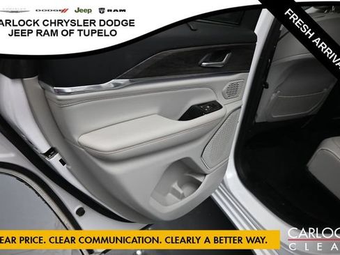 Used 2023 Jeep Grand Cherokee Overland w/ Luxury Tech Group IV AWD/4WD image 26