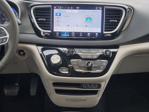 Used 2024 Chrysler Pacifica Touring-L FWD image 31