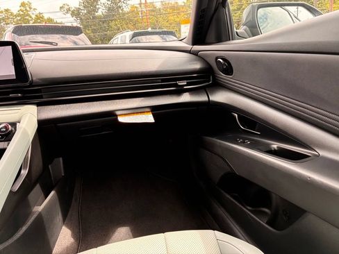 Used 2025 Hyundai Elantra Limited FWD image 37