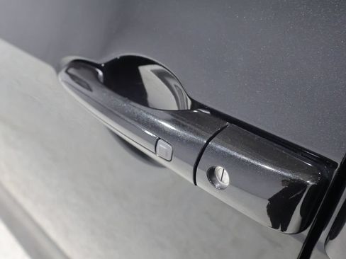 Used 2024 Chrysler Pacifica Limited FWD image 10
