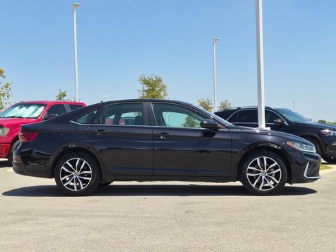 Used 2025 Volkswagen Jetta SE FWD image 4